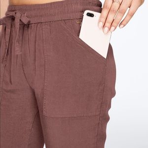 VS Easy Woven Lightweight Jogger in Cocoa Powder